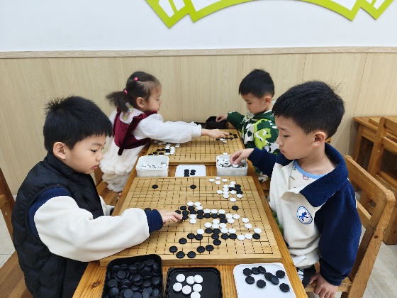 4、小棋手們兩兩對(duì)坐，眼神專注，正在認(rèn)真的思考每一步落子呢_副本.jpg