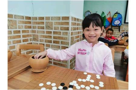 抱著手機(jī)打游戲，不如報(bào)個(gè)圍棋課！